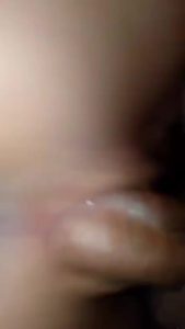 [MP4/ 210M] 小情侣爱爱自拍 貌似在汽车里 空间有点小 妹子上位全自动 贵在真实