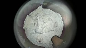 [MP4/ 1.25G] 上帝视角酒店（新台）情趣圆床偷拍红衣白裙美女躺床上兴奋对着摄像头各种表情比耶男炮友要来了