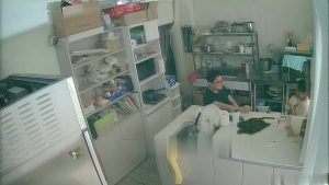 [MP4/ 720M] 黑客破解摄像头偷拍蛋糕店离异老板娘经常下班时间在后厨和男店员谈心勾引他们啪啪