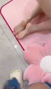 [MP4/ 215M] 大哥不在家和极品嫂子在客厅偷情其实早就拿下她了这次竟然扭扭捏捏不让操