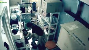 [MP4/ 684M] 黑客破解某酒吧摄像头偷拍老板和兼职美女员工打佯在前台挑情躲进里面的库房啪啪