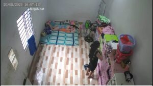 [MP4/ 1.42G] 黑客破解会所小姐集体宿舍偷拍小姐姐不内裤出门 跟男友聊天衣服都聊没了