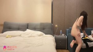 王安全9-今天约的是个酷酷萌萌的小妹子，扛腿抽插到底，偷偷把套子拿了干没忍住给内射了，后面发脾气加钱