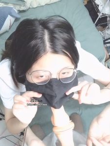 [MP4/ 774M]&nbsp; 真实反差小母狗！土豪重金定制，外纯内骚斯文眼镜福利姬绮绮子私拍，制服道具双眼开发紫薇，嗲叫声销魂2