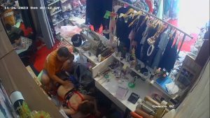 [MP4/ 708M] 流出黑客破解网络摄像头监控偷拍服装店老板给媳妇搽药兽性大发趴在媳妇身上发泄一下兽欲