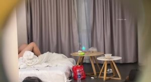 [MP4/ 492M] 六月新猫眼偷拍电竞酒店服务员隔门偷拍眼镜男把明星颜值靓妹抱起来站着操