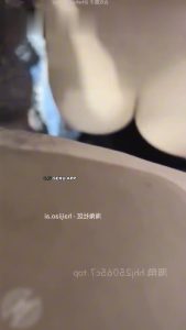 [MP4/ 425M] 美容店里强上翘臀老板娘，拉到厕所就是一顿爆操,给兄弟们吃点好的