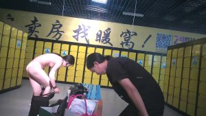 [MP4/ 1.6G] 游泳馆内部员工偷拍几个光溜溜换衣服的小姐姐