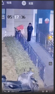 翘臀小妹小区当众排BIAN还用旁边车衣擦屁股 看样子还是个少女 身材也挺不错的 玩的这么脏么