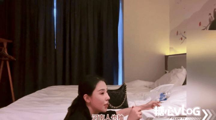爽的一直咬嘴唇鸡都被操受不了