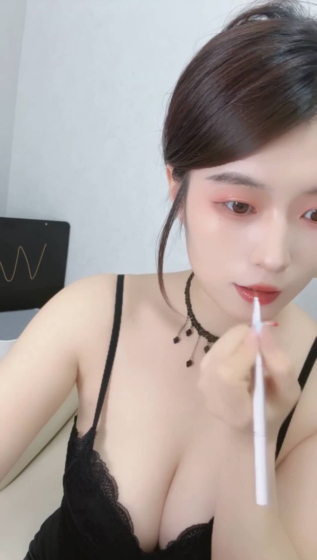 性感睡裙黑丝大长腿骚逼扒开粉嫩
