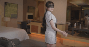 穿旗袍秘书若隐若现诱惑上司加班