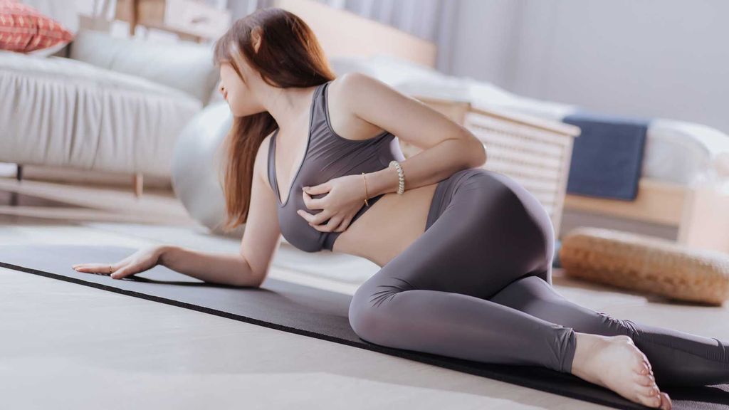 不穿胸罩瑜伽巨乳姐姐诱惑男友兄弟