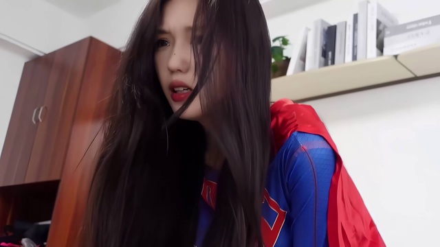 女超人为解救朋友被强操轮番凌辱