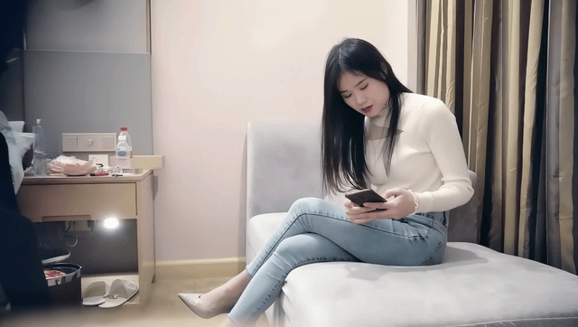 白衣牛仔裤外围女神超近后入侧入骑乘打桩