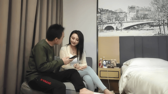 网红牛仔裤美女对着镜头扭动开档黑丝啪啪