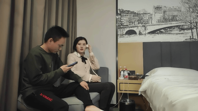 小巧外围靓妹甜美听话撅起屁股自己扭卖力
