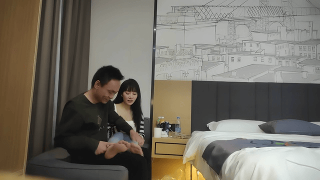 白衣牛仔裤外围甜妹穿上JK装调情后入推车