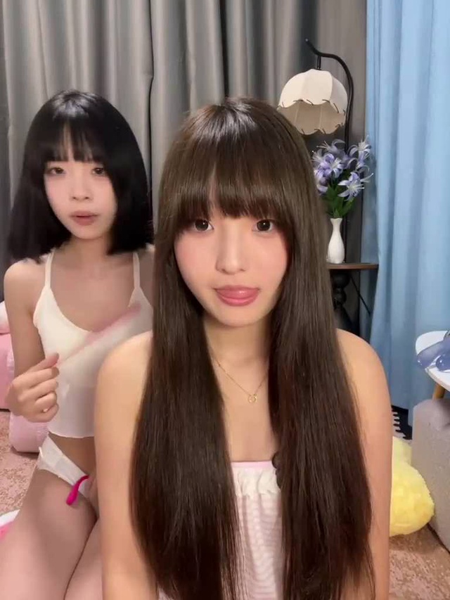清纯学生带闺蜜下海翻白眼舔逼害我秒射