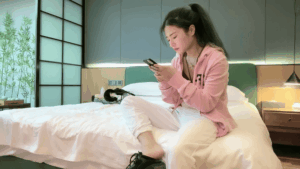 极品颜值马尾妹粉衣马尾很青春有点纹身