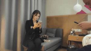 黑衣颜值外围美女数完钞票笑嘻嘻脱光玩B