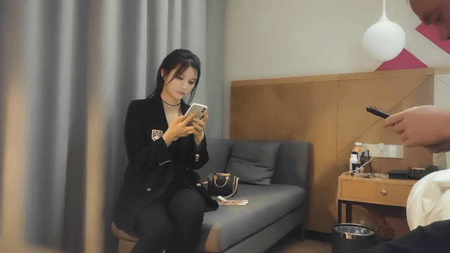 黑衣颜值外围美女数完钞票笑嘻嘻脱光玩B