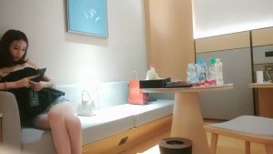 约嫖气质美女大屌插喉妹子都快吐了