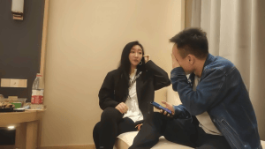 紧身裤苗条外围美女跪地口交床边猛操