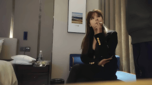黑衣大胸少妇镜头前玩B床边侧入后入清晰可见