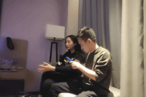 丰满小美女掰开多毛BB上位骑坐一对大奶跳动不停